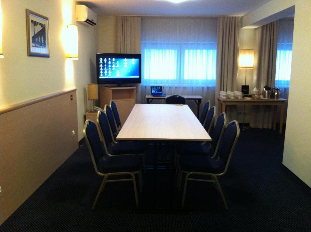 Via Appia Otel Raszyn Dış mekan fotoğraf